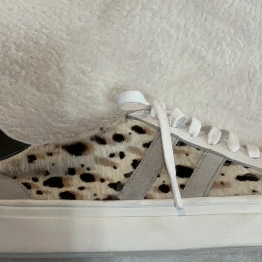 NWOT Kaanas White Leather Sneakers w/ Cheetah Print Fur